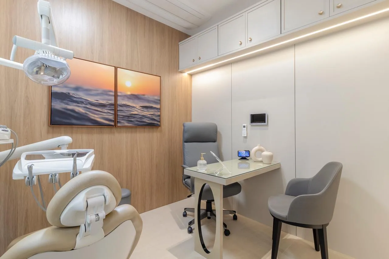 Sala de tratamento com quadros