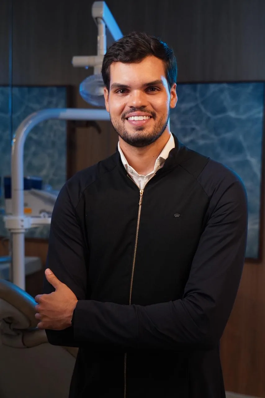 Dr. Luca Maderyc — cirurgião-dentista sorrindo